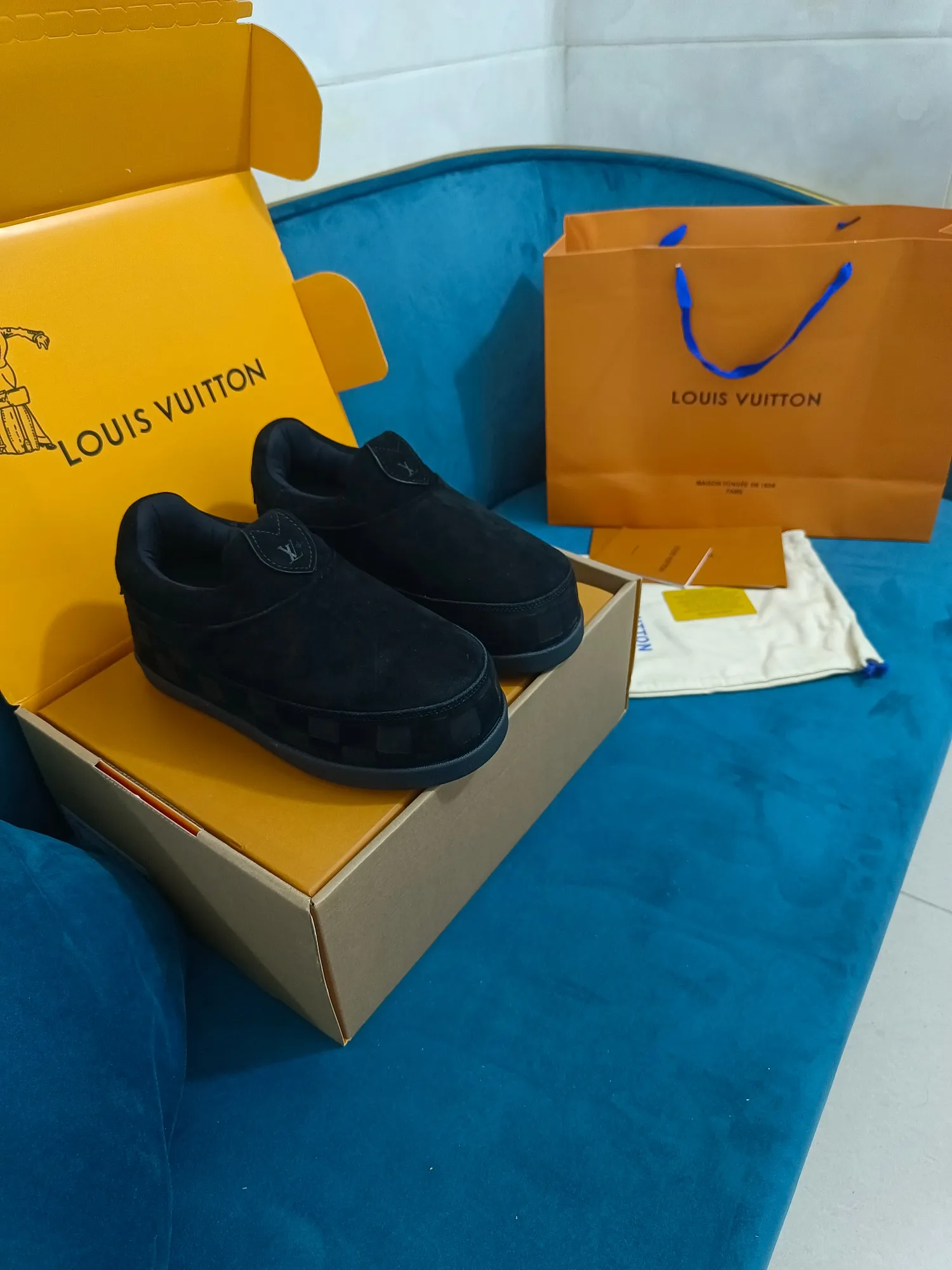 👟👟Ex-factory price 640👟👟 LV YETI slip-on shoes, based on suede cow leather, partially embossed with Nigo's reinterpretation of LV Damier pattern, cleverly echoing the Chinese tradition of taking off shoes when entering the house, and the "small feet" aesthetic is integrated into Chinese street genes. The palm-printed rubber outsole hides the LV letters and Monogram flowers. The exquisite craftsmanship made in Italy shows the brand's heritage in a comfortable slip-on style. The reservation mode adds a unique style, it is traditional and trendy, and it is suitable for couples aged 35-45.